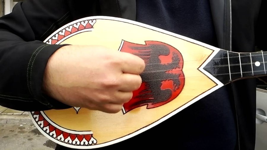 Kali qifteli, dredha e djallit dhe lotët e nënës shqiptare