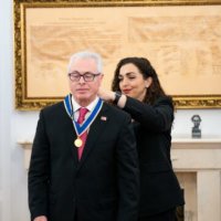 Vjosa Osmani nderon me Urdhrin e Lirisë, Harry Bajraktarin