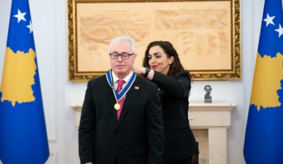 Vjosa Osmani nderon me Urdhrin e Lirisë, Harry Bajraktarin