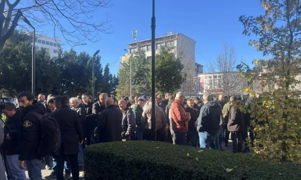 Transportuesit privatë kanë protestuar para Komunës së Prishtinë