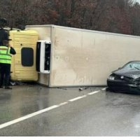 Aksident i rëndë, kamioni rrokulliset pas përplasjes me një veturë