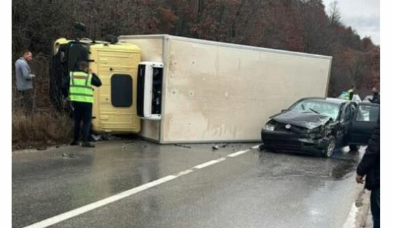 Aksident i rëndë, kamioni rrokulliset pas përplasjes me një veturë