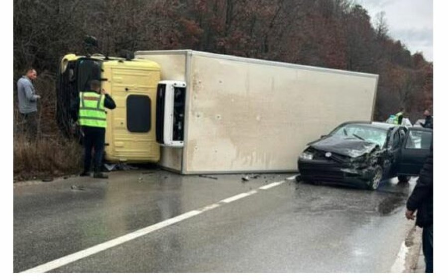 Aksident i rëndë, kamioni rrokulliset pas përplasjes me një veturë