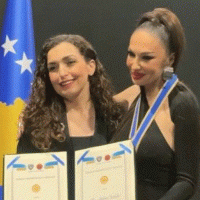 Osmani nderon artisten Adelina Ismaili me 'Mirënjohjen Presidenciale' me rastin e 40-vjetorit të karrierës