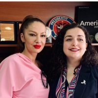 Ja momenti kur Adelina Ismaili nderohet me 'Mirënjohjen Presidenciale' nga Vjosa Osmani