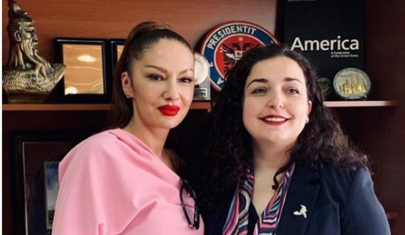 Ja momenti kur Adelina Ismaili nderohet me 'Mirënjohjen Presidenciale' nga Vjosa Osmani