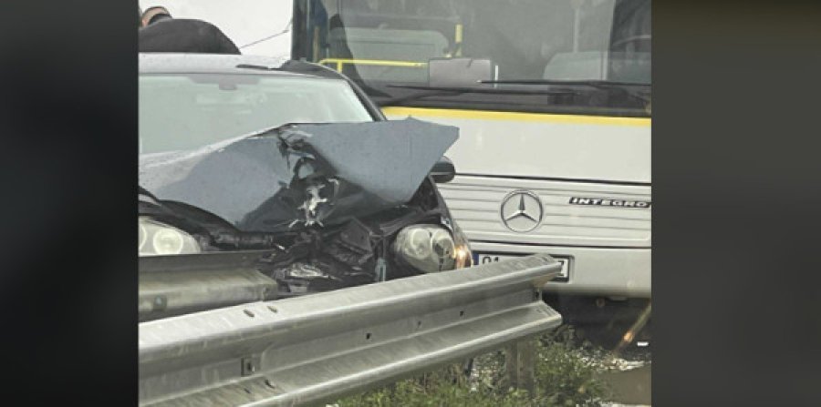 Aksident në rrugën Prishtinë–Podujevë, autobusi përplaset me veturën