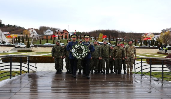 FSK bën homazhe në Kompleksin Memorial në Prekaz