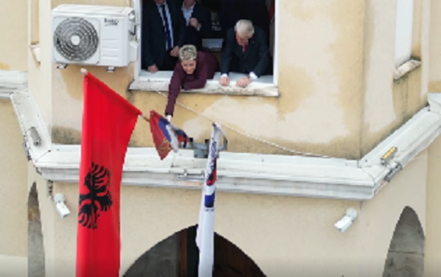 Sinani ka vendosur flamurin shqiptar në komunën e Preshevës