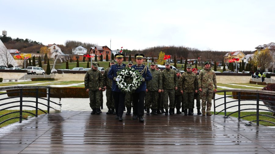 FSK bën homazhe në Kompleksin Memorial në Prekaz