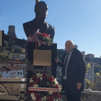 Mos e uroni 29 Nëntorin- duhet të shpallet ditë zie për kombin tonë që i humbi 47300 shqiptarë