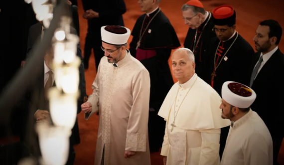Papa Leo hoqi këpucët kur hyri në Xhaminë e Sulltan Ahmedit