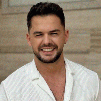 Kjo është kënga e fundit që Shpat Kasapi e interpretoj live për publikuun e tij