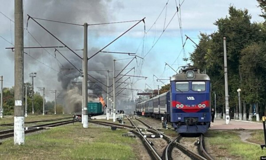 Një dron rus e ka goditur një tren ukrainas pasagjerësh