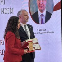 Vjosa Osmani pranon çmimin 'Alumni i Nderit' nga rektori i UP’së