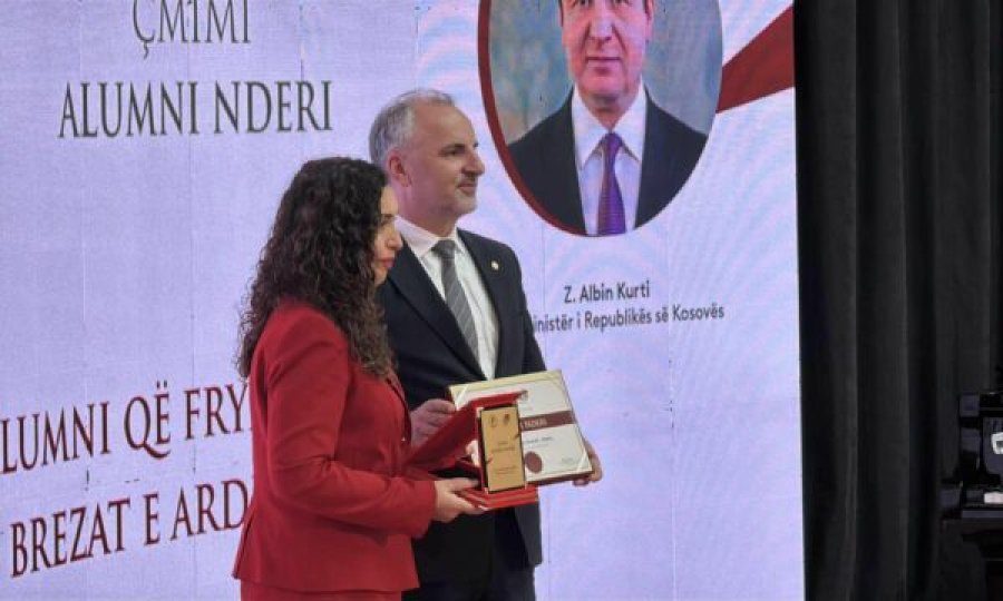 Vjosa Osmani pranon çmimin 'Alumni i Nderit' nga rektori i UP’së