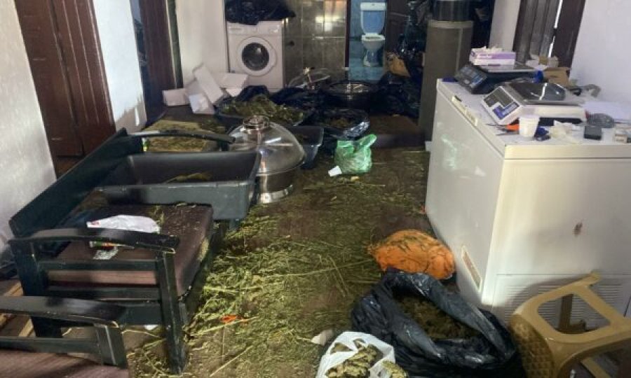 Disa shtetas të Shqipërisë arrestohen në një shtëpi në Podujevë