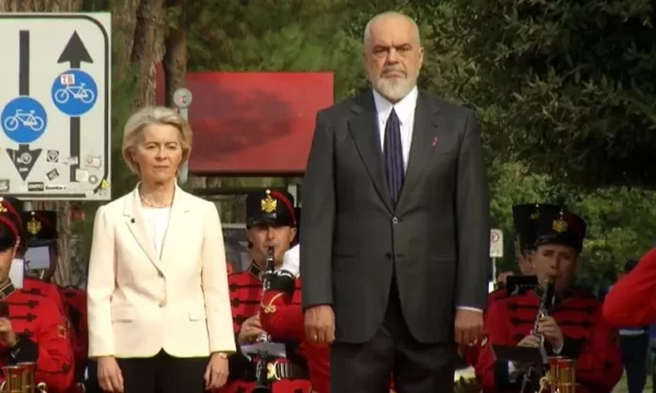 Ursula von der Leyen pritet me ceremoni zyrtare në Tiranë
