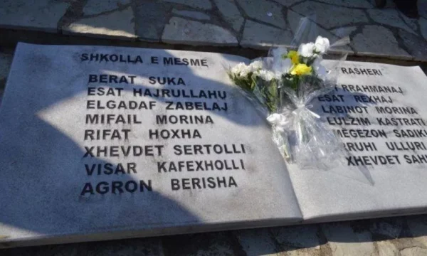 Sot mbushen 21 vjet kur 15 maturantë humbën jetën gjatë një ekskursioni