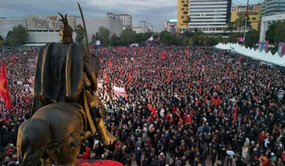 Protesta në Tiranë për ish-krerët e UÇK merr vëmendjen e mediave botërore 