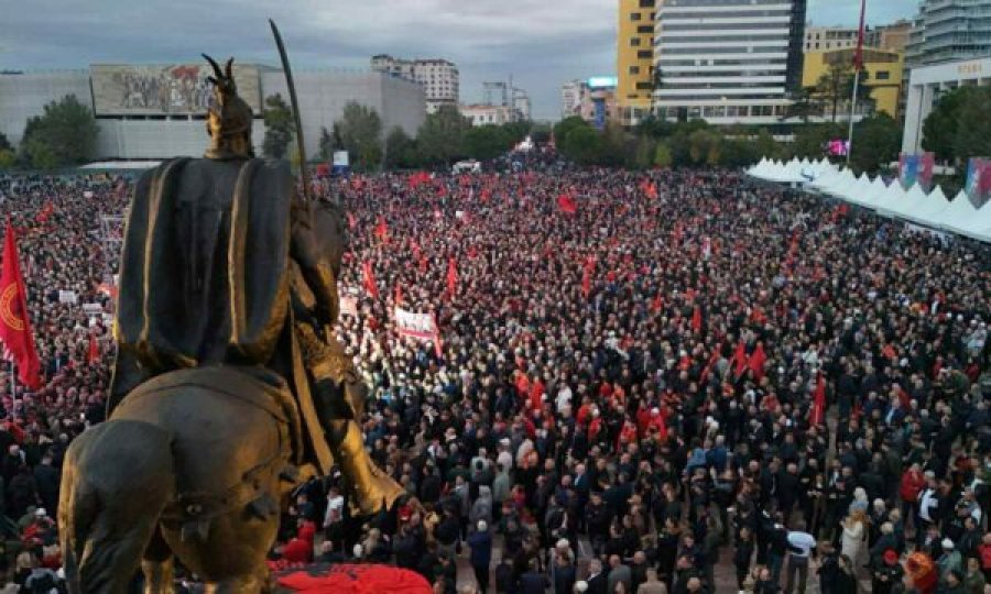 Protesta në Tiranë për ish-krerët e UÇK merr vëmendjen e mediave botërore