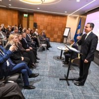 Kurti në Londër iu flet mërgimtarëve për progresin në Kosovë