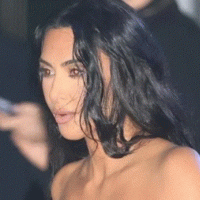 Kim Kardashian shokon me veshjen misterioze