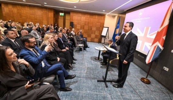 Kurti në Londër iu flet mërgimtarëve për progresin në Kosovë