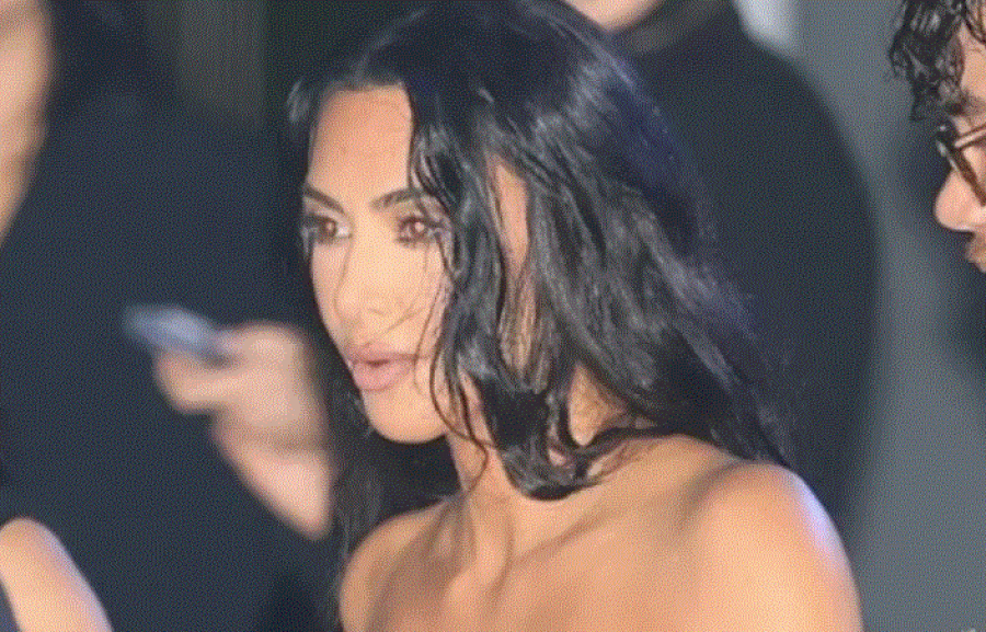 Kim Kardashian shokon me veshjen misterioze