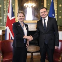 Kurti u mirëprit nga kryediplomatja britanike