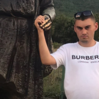 I riu që humbi mes kufirit Kosovë-Shqipëri dyshohet se u pa duke hipur në autobus