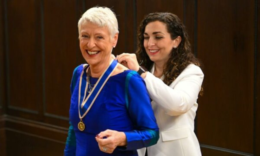 Osmani në Berlin i ndan medalje politikanes gjermane