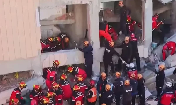 Shembet një ndërtesë shtatëkatëshe në Turqi