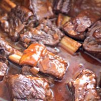 Recetë: Brinjë viçi të mbuluara me salcë