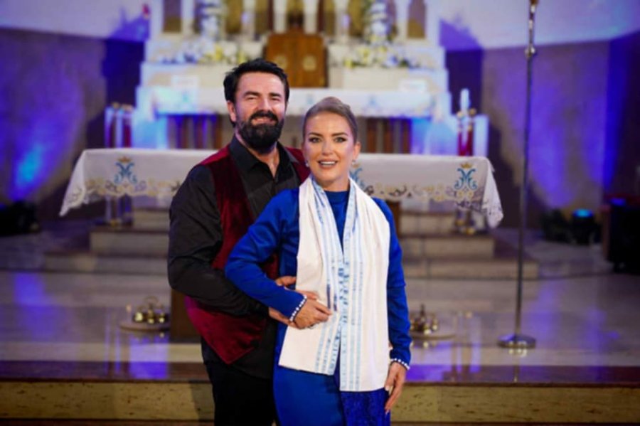Besiana Mehmedi &Shkodran Tolaj me koncert historik në Letnicë për shenjtërimin e Nënës Terezë