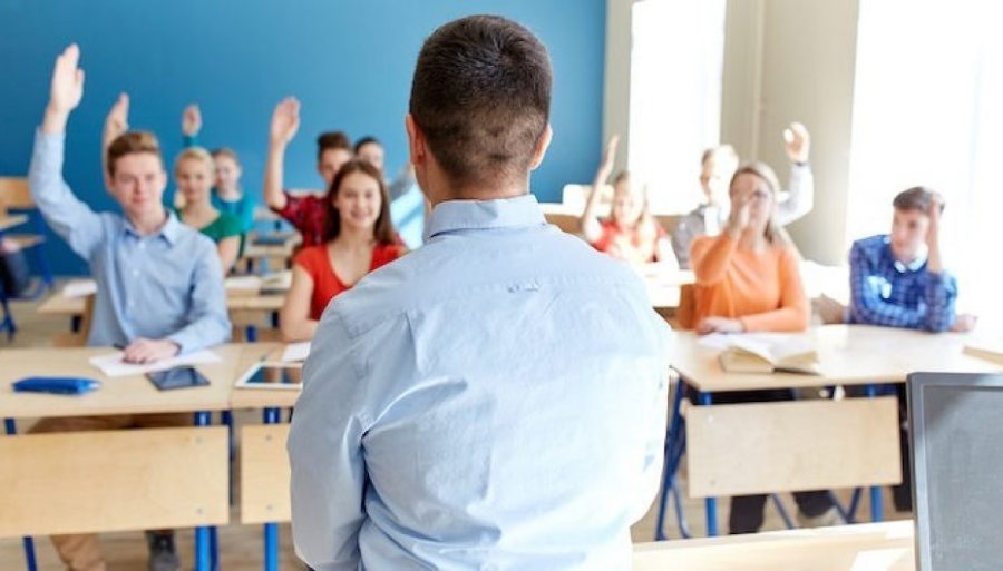 Ky është mësuesi nga Kosova që ushtroi dhunë ndaj nxënësve
