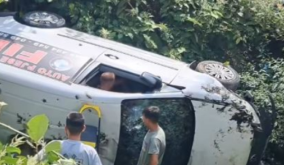 Aksident, vetura përfundon e rrokullisur në një kanal