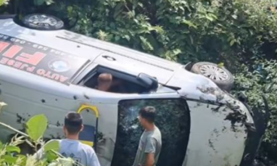 Aksident, vetura përfundon e rrokullisur në një kanal
