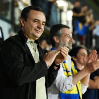 Kurti pas fitores së Kosovës ndaj Suedisë: Jemi të dytët në grup, Gëzuar