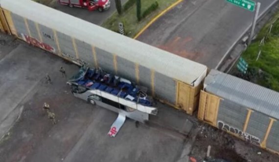 Treni përplaset me autobusin, 10 viktima dhe 61 të plagosur
