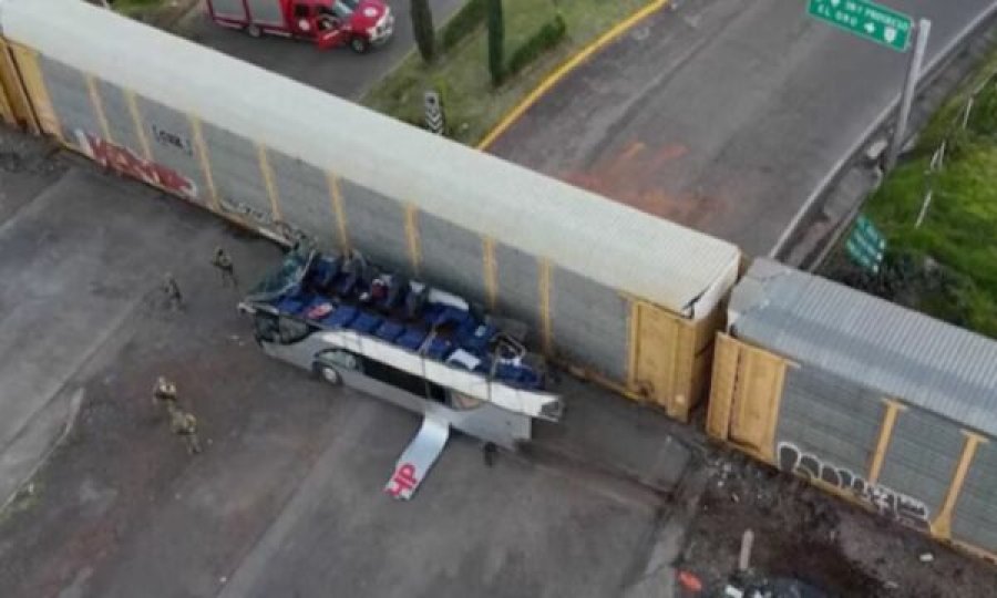 Treni përplaset me autobusin, 10 viktima dhe 61 të plagosur