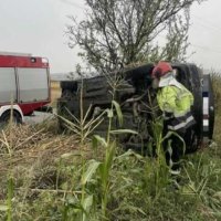 Një veturë ka dalë nga rruga dhe është rrokullisur
