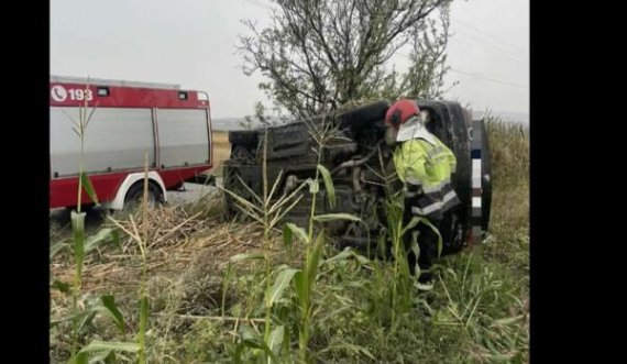 Një veturë ka dalë nga rruga dhe është rrokullisur