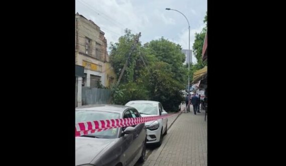 Rrëzohet një pemë në Prishtinë, i zë disa vetura
