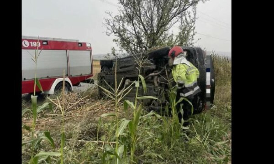 Një veturë ka dalë nga rruga dhe është rrokullisur