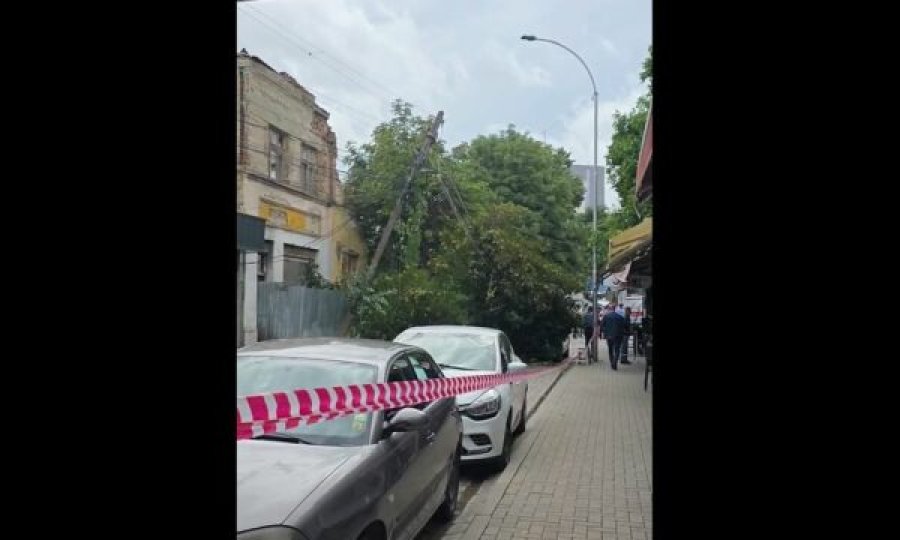 Rrëzohet një pemë në Prishtinë, i zë disa vetura