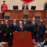 Përplasje në Parlamentin e Shqipërisë, Sali Berisha bllokon foltoren