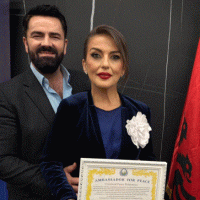Besiana Mehmedi nderohet me çmimin 'Ambasador i Paqes' në Tiranë