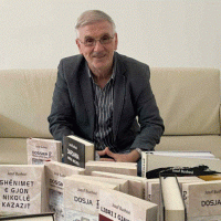 Historiani Jusuf Buxhovi i dhuroi një kontigjent librash bibliotekës 'Hivzi Sulejmani'