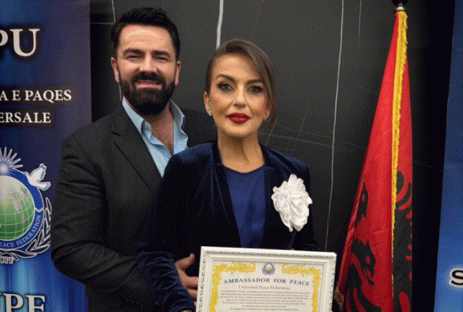 Besiana Mehmedi nderohet me çmimin 'Ambasador i Paqes' në Tiranë